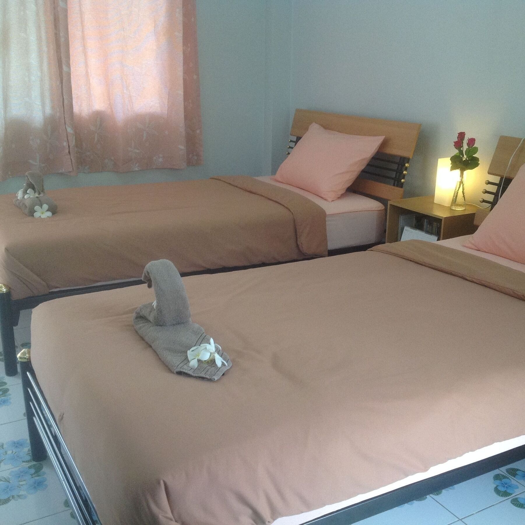 2N Guesthouse ペッチャブリー エクステリア 写真