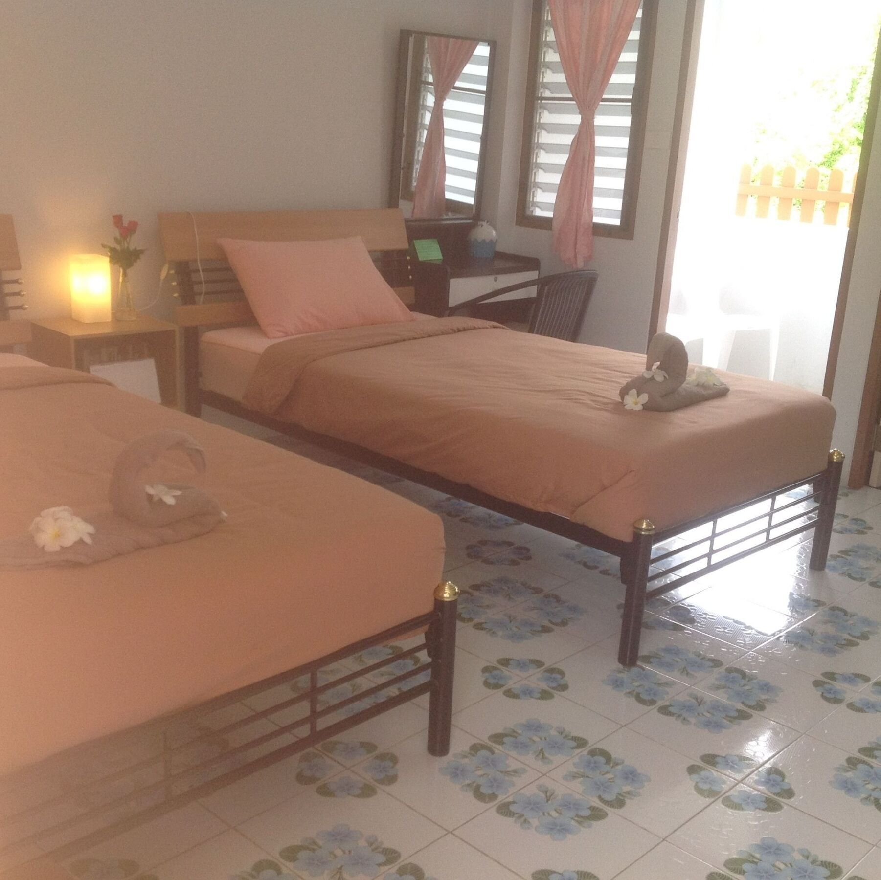 2N Guesthouse ペッチャブリー エクステリア 写真